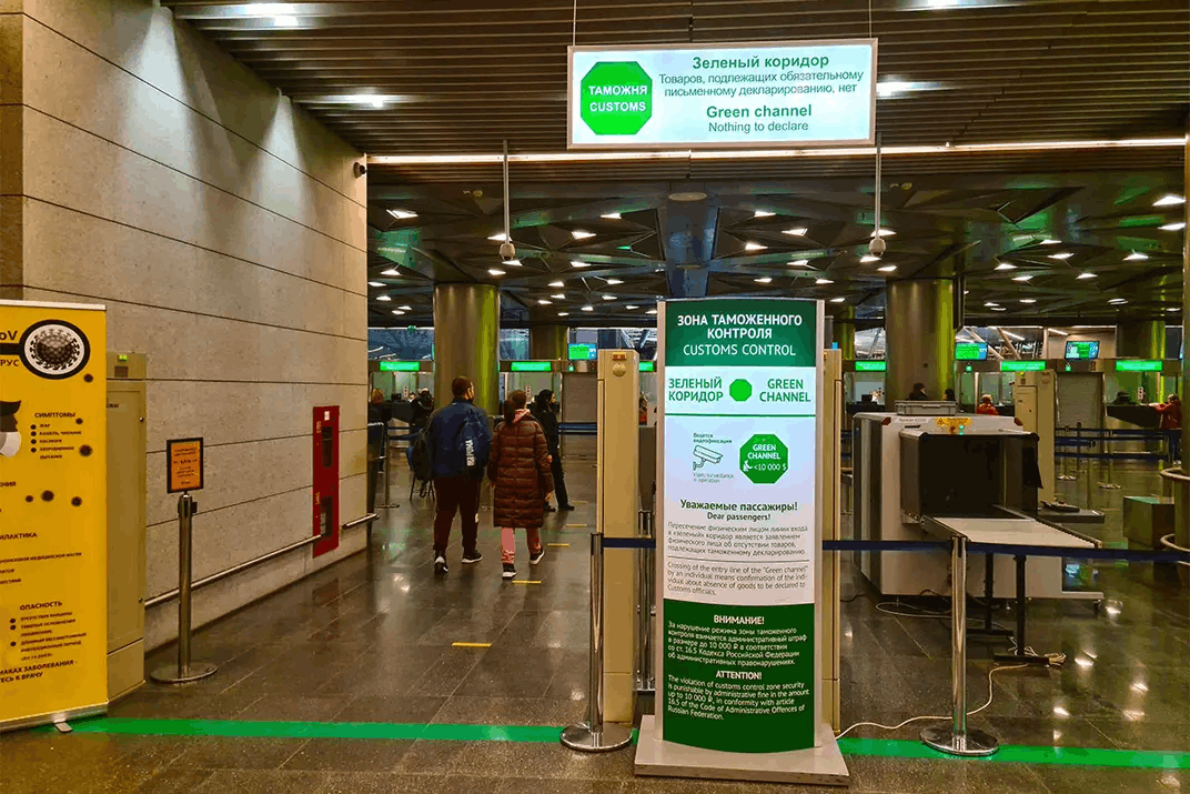Green corridor customs sign at airport